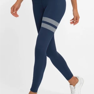Stronger tights - Stronger tights som är i bra skick förutom de små slitagen (knappast synliga) vid innerlår och märke. Passar en XS-S✨ nypris: 699kr