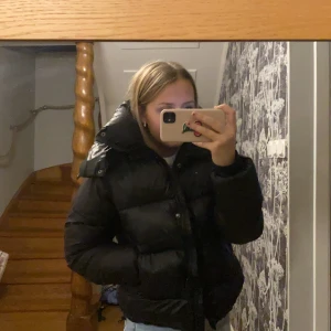 Bikbok dunjacka  - Säljer min favorit jacka, men tyvärr kommer den inte till andvändning för mig! Så snygg, bara andvänd några få gånger. 💕💕 oversized för att vara XS. Budgivning sker i privat💕 BUDGIVNING SLUTAR 27/12 klockan 00:00💕bud från: 990kr