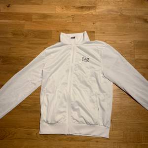 Ea7 tröja vit: köpt för runt 800kr, mitt pris 250kr  