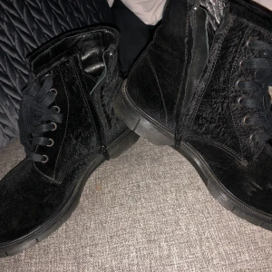 Svarta sammets boots - Sparsamt använd känga svart sammet  stl 38 bor i Varberg men kan även levererad till centralen i Göteborg. 