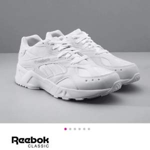 Reebok sneakers i strl 38 med ljusblå text istället för vit, annars exakt samma. Skickar fler bilder vid intresse! Helt oanvända, nypris: 899kr. Säljer för 650kr🥰