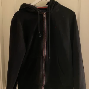 Tommy Hilfiger Kofta  - En tommy hilfiger kofta i svart som är väldigt fin. Den är i nyskick och knappt använd. 
