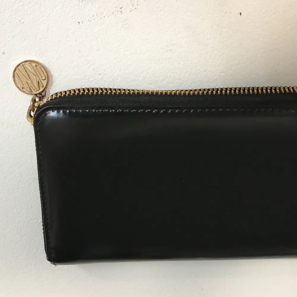 DKNY plånbok med många praktiska fack/ flera kort hållare. I mycket bra skick . Väskor.