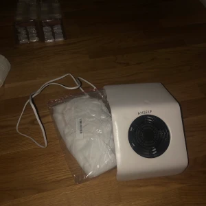 Fläkt  - Med påsar. Oanvänd, jag återkommer med frakten. Se även mina andra nagel-produkter! Paketpris kan ordnas. 