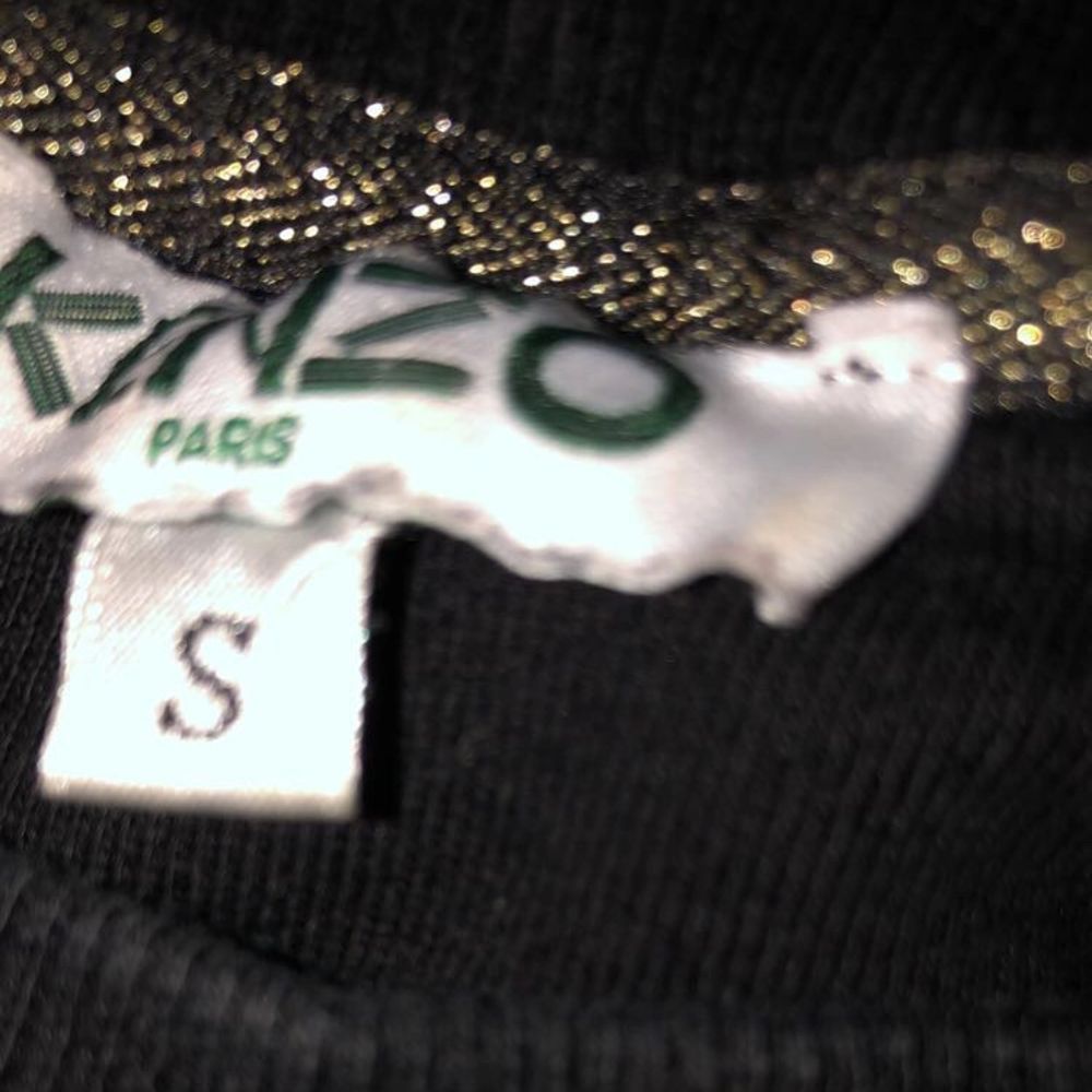 Kenzo tröja storlek S, bra skick då den bara är använd ett fåtal gånger.. Huvtröjor & Träningströjor.