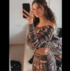 Tajt klänning  - En färgglad tajt klänning vet inte exakt vad för storlek men skulle gissa S den passar M oxå 💞 säljer för kommer ej till användning har bara använt 1 gång utomlands🥰tror klänningen är från gina