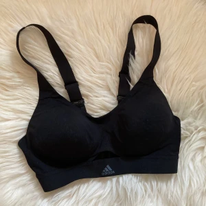 Adidas tränings BH - Tränings BH fårn adidas i lätt ormliknande mönster(se bild 2). Sparsamt använd. 