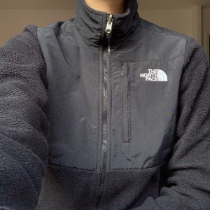 The North Face Fleece - Denali fleece från The North Face. Köpt begagnad, sparsamt använd av mig. I samma skick som vid köp. Väldigt fin utvändigt, lite noppig invändigt samt ett litet hål i vardera ficka(se sista bilden). Inget som förstör deras funktion. +63kr frakt