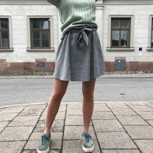 Grå kjol - Så söt grårutig kjol med snörning. Superbra skick.💓