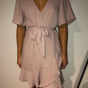 KLÄNNING - Oanvänd klänning från H&M!💖 passar storlek 36/38