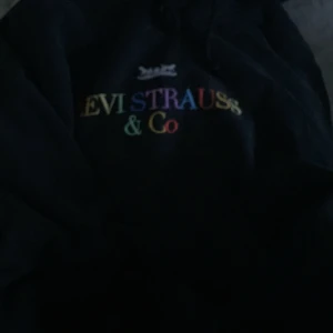 levi’s hoodie! - säljer denna fina levis hoodie. valde att sälja för den inte var något jag gillade längre. säljer för lågt pris! frakt är såklart lågt också. 200/300kr