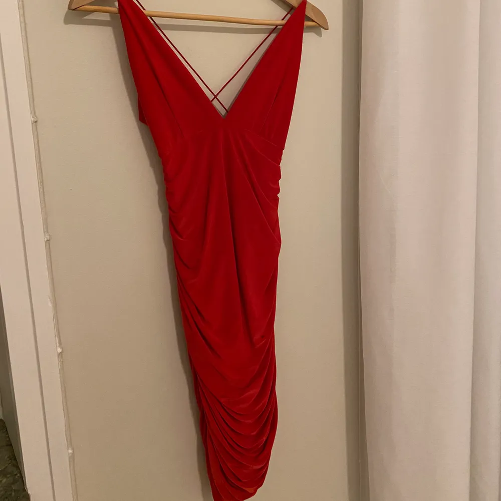 Riktigt snygg röd cocktailklänning från Missguided i storlek 8 (34-36). Säljer för 250kr. Knappt använd.. Klänningar.