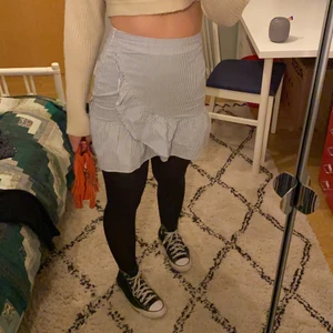 Mango kjol - Såå fin kjol från mango som tyvääärr har blivit för liten för mig😢😢💜💜