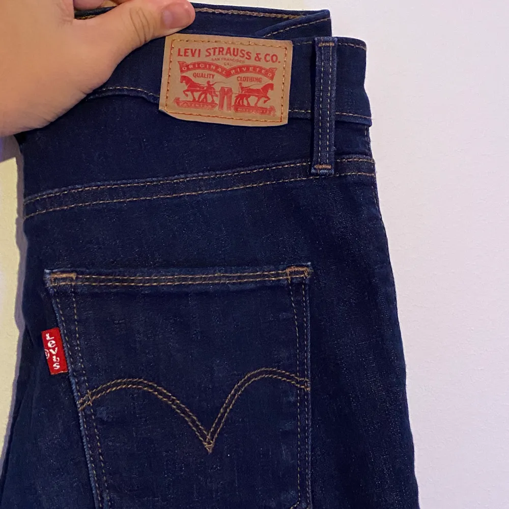 Super fina mörkblåa Levis jeans i superbra skick då oanvända. Stl 25 vilket motsvarar stl 36 bara att skriva för fler bilder.. Jeans & Byxor.