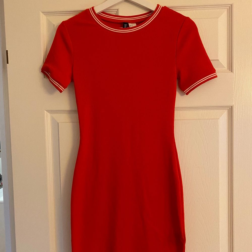 Röd t-shirt klänning från H&M. Aldrig använd, bra skick. Stolek 36. Fraktkostnad tillkommer.. Klänningar.
