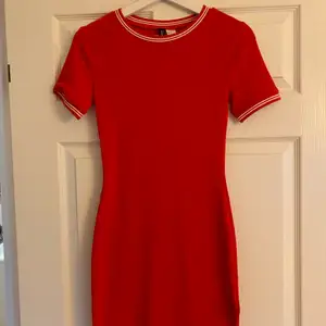 Röd t-shirt klänning från H&M. Aldrig använd, bra skick. Stolek 36. Fraktkostnad tillkommer.