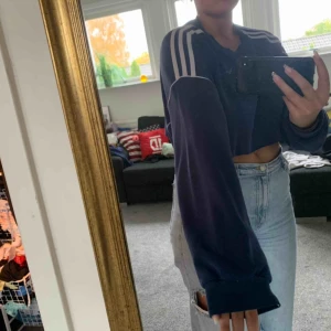  - Sweatshirt köpt på secondhand från Adidas.