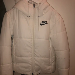 Nike vinter jacka  - Jacka från Nike Luva med snörning Försluts med dragkedja framtill Två framfickor med dragkedja Printad logga på bröst Ribbstickad mudd i ärmslut Resår i nederkant                                                                      Nypris: 1200                                                                        (En svart liten fläck på högra ärmen men inget man tänker på)