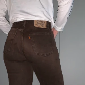 Levi’s jeans - suuuupersnygga klassiska bruna levi’s som tyvärr blivit små för mig 🥺 storlek W31 L34. för små i midjan för mig som är strl 38-40. sitter däremot väldigt bra i benen! betalning sker via swish! endast frakt pga covid-19, kostnad 63kr 🥰