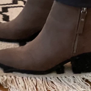 Snygga boots - Boots i storlek 38. Endast testade då jag råkade beställa två likadana! Frakten går på 66kr & är spårbart.