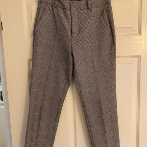 Zara kostymbyxor  - Rutiga kostymbyxor från Zara. Använt några gånger. Vädligt bra skick. Fraktkostnad tillkommer