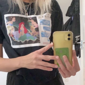 T-shirt - Säljer denna coola t-shirt från Zara. I strl s