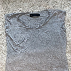 T-Shirt ifrån BikBok i strl XS - Grå simpel T-Shirt ifrån BikBok i strl XS. Knappt använd. Ord Pris. 199