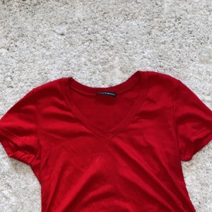 Röd Croptop från Brady Melville - Klarröd Croptop ifrån Brandy Melville. Ribbad och V-ringad. One-Size. 