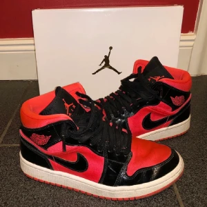  Nike Jordan 1 mids  - Lägger upp igen pga oseriösa köpare. De är köpta i våras för 1500 på JD sports, fint skick, strl 38 