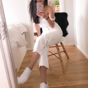 H&M Raka jeans med hög midja 34 - Vita, vida jeans i kortare modell från H&M. Hög midja, rå kant nedtill. Mycket fint skick. Storlek 34. True to size. 