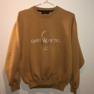 Gianni Valentino Sweatshirt - Näst intill oanvänd, ”senapsgul”. Säljes pga för lite plats i garderoben. 600kr eller bud + frakt. Liten M i oversize modell.