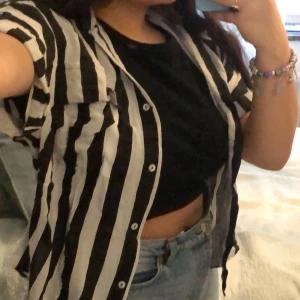 Skjorta - Skit cool skjorta som man kan använda till allt✨ har aldrig använt den innan då jag har många skjortor✨ 