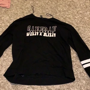 Hm tröja  - Fin tröja från hm köpt för ca ett år sedan , läker för jag behöver rensa ut min garderob 