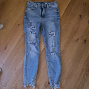 HM - Väldigt sköna straight tight hålliga jeans stl 30 från H-M