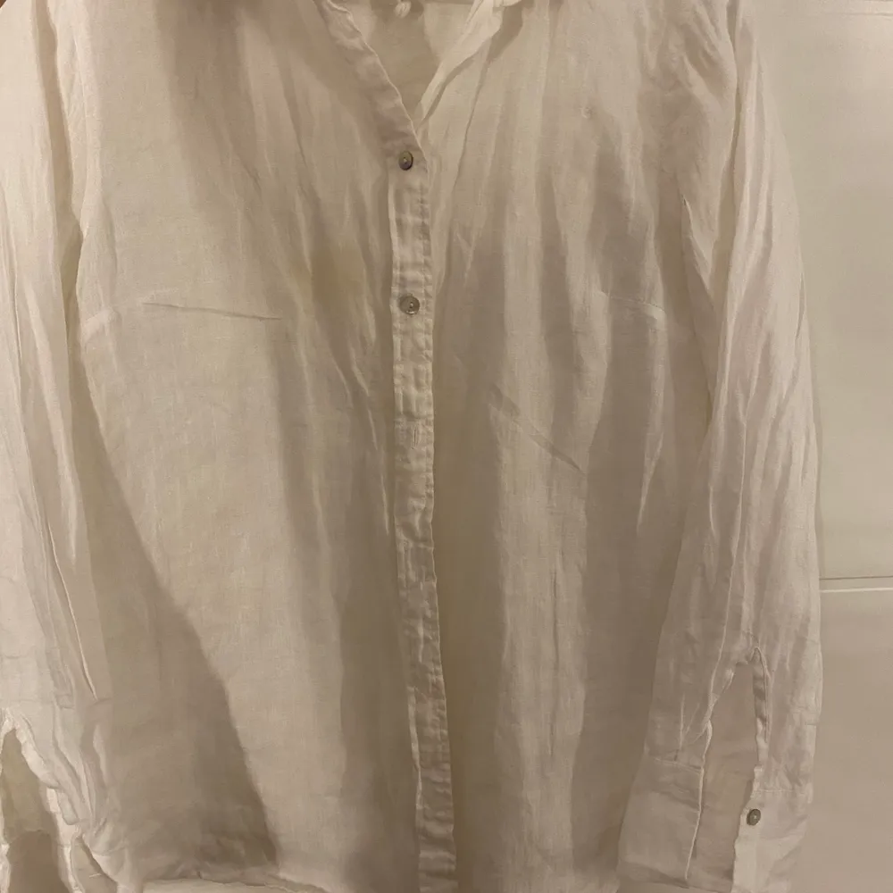 Linneskjorta från h&m! Har en liten fläck!                Köparen står för frakten! 😊. Skjortor.