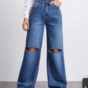 Jeans - Super snygga jeans med hål på knäna. Beställde på internet och sitter tyvärr för tajt i midjan & över rumpan😫 annars älskade jag dom