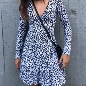 Klänning - Jättefin omlottklänning från H&M! Använd men i fint skick 💕 passar XXS-S