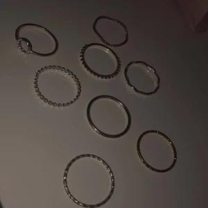 Ringar  - Säljer mina ringar som nu inte kommer till användning längre, tror dom flesta kommer från hm. Alla 8st för 20kr 