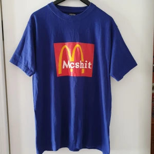 Vintage blå t-shirt - Vintage blå t-shirt med tryck. Storlek S, upplever den dock lite större i storleken och mer som ca M. Fraktkostnad blir 45kr.