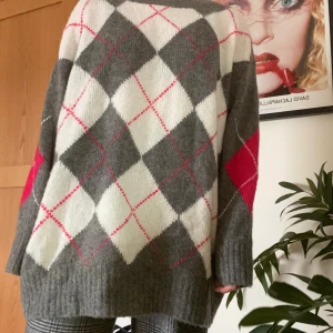 Rutig stickad tröja från Zara - Sjukt skön oversized tröja! Jättesjön, skulle kunna användas som klänning men även tröja!