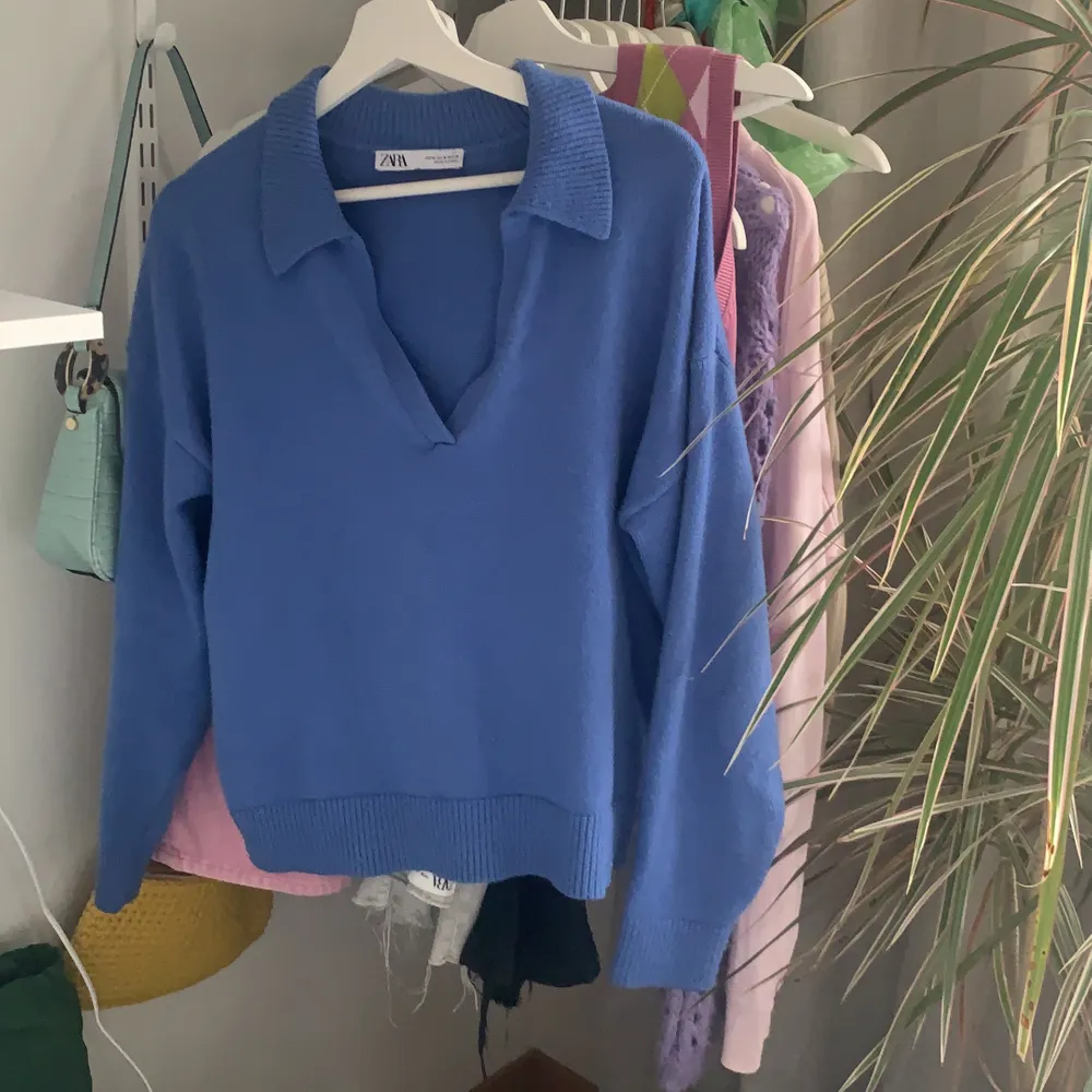 Intressekoll på denna blåa tröja från Zara i storlek M. Passar S/M. Skriv privat för fler bilder💕 HÖGSTA BUD: 270kr🥰 Frakten jag använder är ”skicka lätt”. Den är spårbar och kostar 63kr! . Tröjor & Koftor.