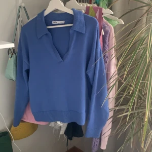 Blå stickad tröja med krage  - Intressekoll på denna blåa tröja från Zara i storlek M. Passar S/M. Skriv privat för fler bilder💕 HÖGSTA BUD: 270kr🥰 Frakten jag använder är ”skicka lätt”. Den är spårbar och kostar 63kr! 