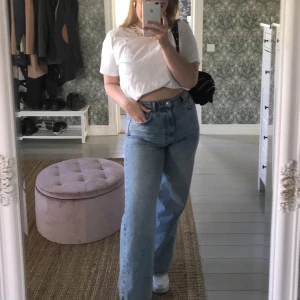 90’s jeans from Ginatricot  - Säljer mina favvo jeans från Gina! Väldigt populära och trendiga just nu! Ägt dom sedan februari i år, väll använda men fortfarande väldigt fina, säljs pga att jag har flertalet liknande och dessa är lite stela på mig. Storlek 40 ( jag är maxad M ) inte använda på ett tag så dom kommer forma sig efter dig! Nypris 600kr säljs för 350kr, köparen står för frakt!🤩😝❤️