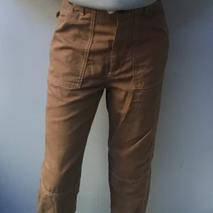 Cargo inspirerade byxor - Säljer mina cargo byxor som tyvär blivit för korta för mig,storlek 36.