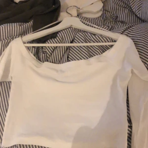 Off shoulder topp, bikbok  - Aldrig använd, Strl L men passar på mig som S bara lite ”oversize” 