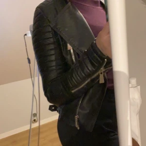 Skinnjacka stl 38 - Den ökända skinnjackan från chiquelle, stl 38. Välanvänd men bra skick, insidan är lite sönder som du ser på sista bilden!🖤🖤🖤