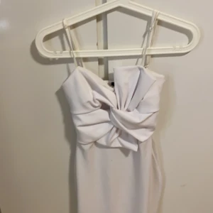 Klänning  - En väldigt fin vit klänning. Väldigt bra material och stretchig 