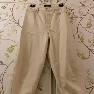 Mom-jeans i offwhite från topshop! W28, L30. Använda några enstaka gånger då de inte är rätt storlek för mig. Bra kvalitet! 