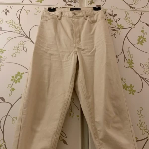 Beiga jeans från Topshop! - Mom-jeans i offwhite från topshop! W28, L30. Använda några enstaka gånger då de inte är rätt storlek för mig. Bra kvalitet! 