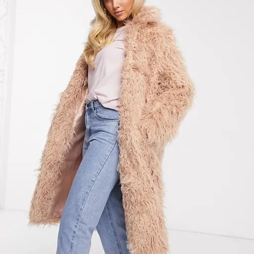 Säljer denna rosa faux fur coat från Nakd i storlek 36! Säljer för 400kr inkl frakt!. Jackor.